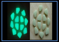 Gelbgrün-Farblumineszenzmaterial-Glühen in den dunklen Garten-Steinen