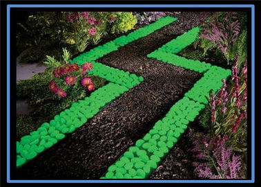 Gelbgrün-Farblumineszenzmaterial-Glühen in den dunklen Garten-Steinen